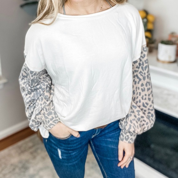 Tops - 🎀 Host Pick 🎀 Animal Print Sleeve Top